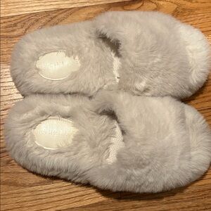 Rachel Zoe size 8-9 Cream Fuzzy Slippers off-white
